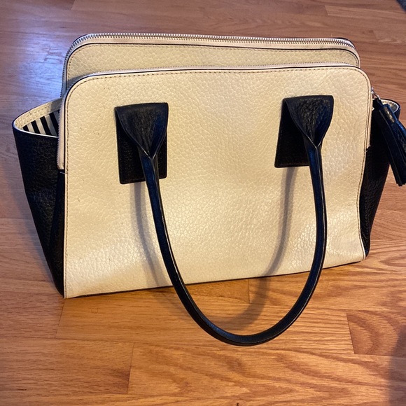Kate Spade Handbag. - Picture 2 of 5